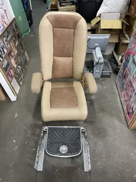 1234321 POMPANETTE Helm Chair Platinum